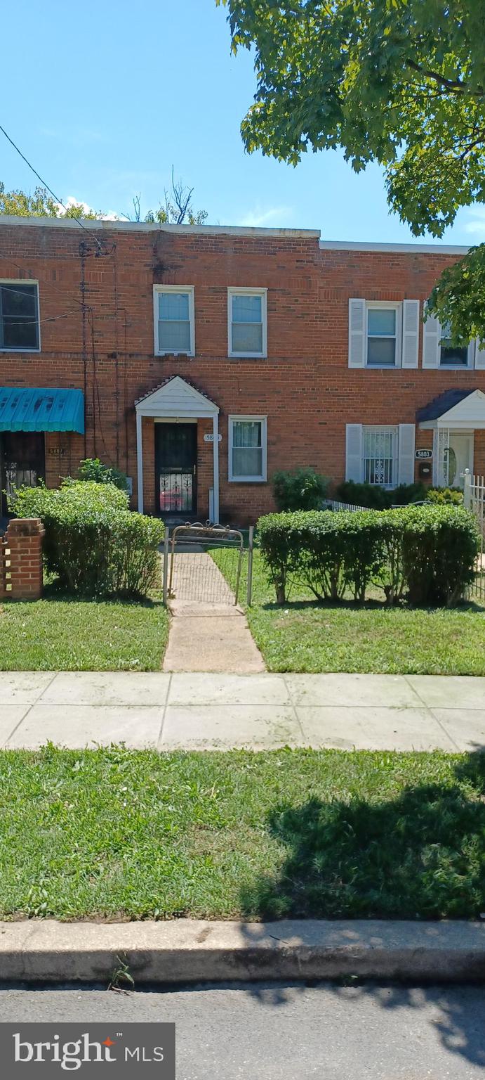 5805 Dix street NE. NE DIX NE