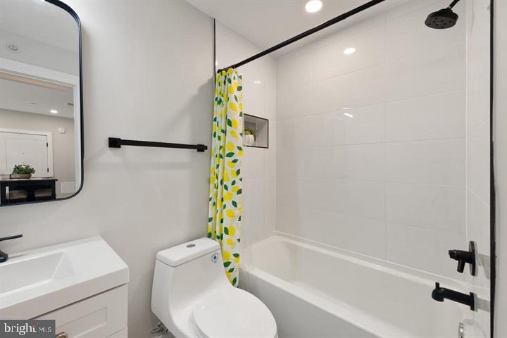 2209 M STREET NE Unit: 1