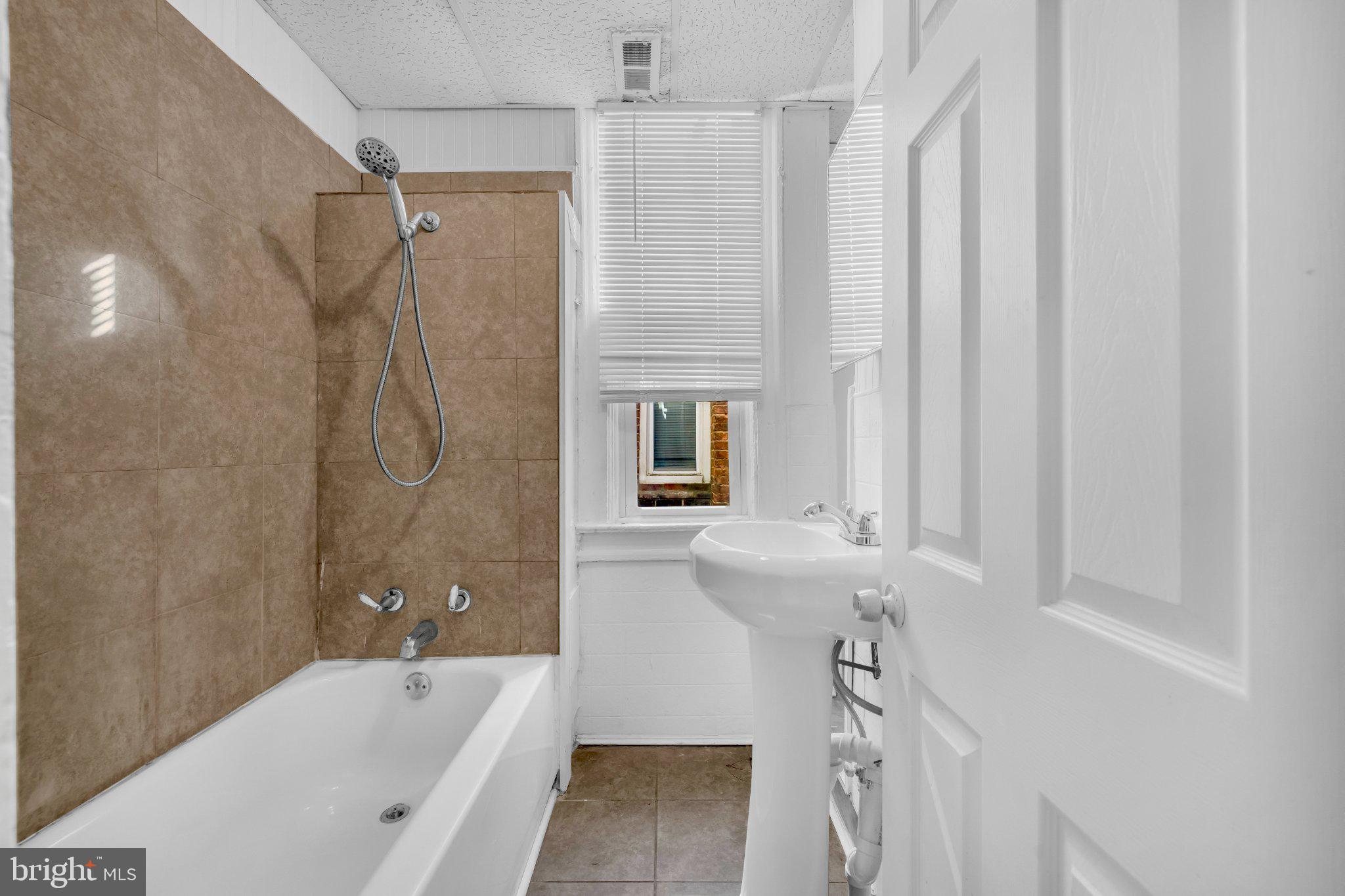 2920 PARKWOOD AVENUE 3