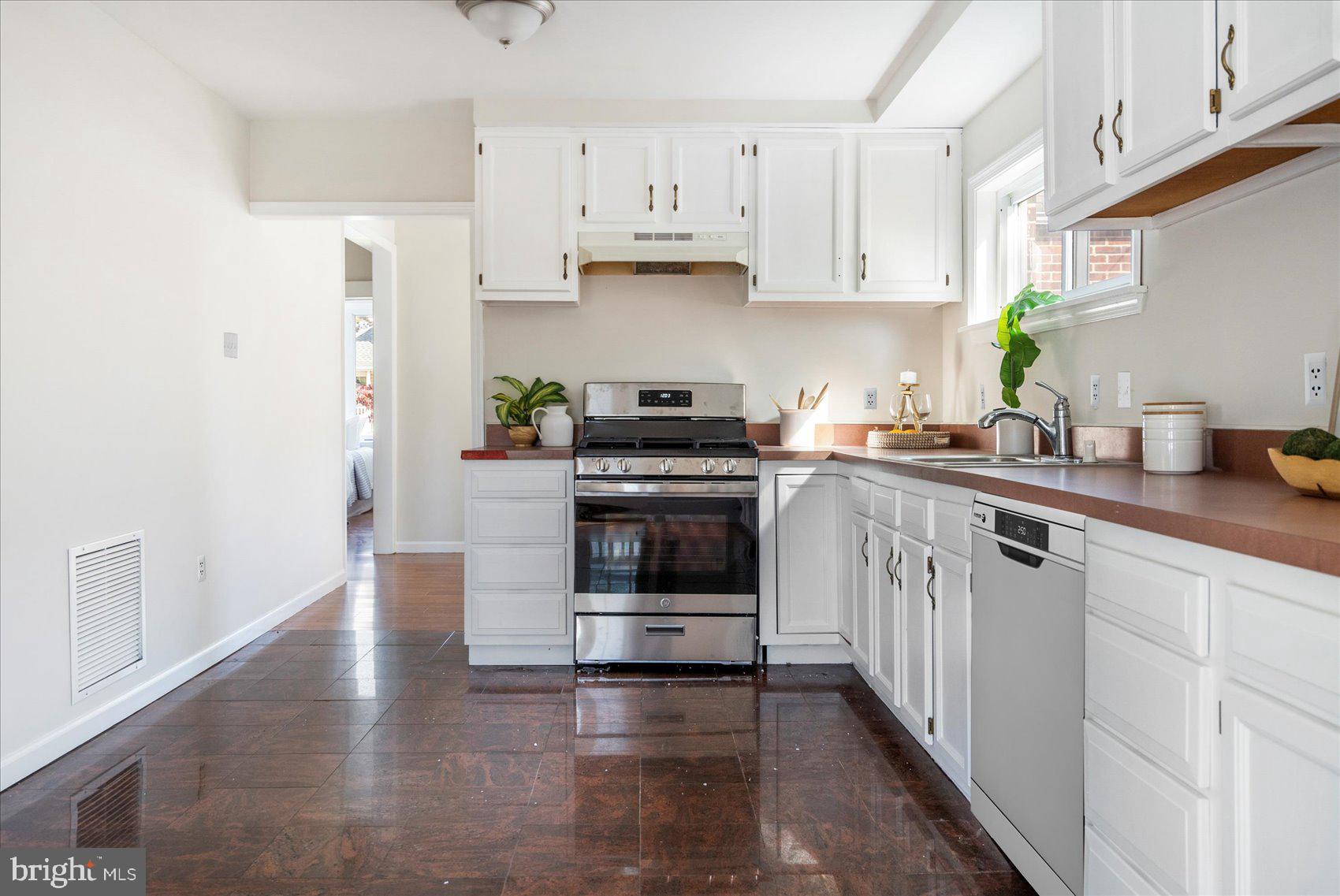 1728 Leslie ROAD
