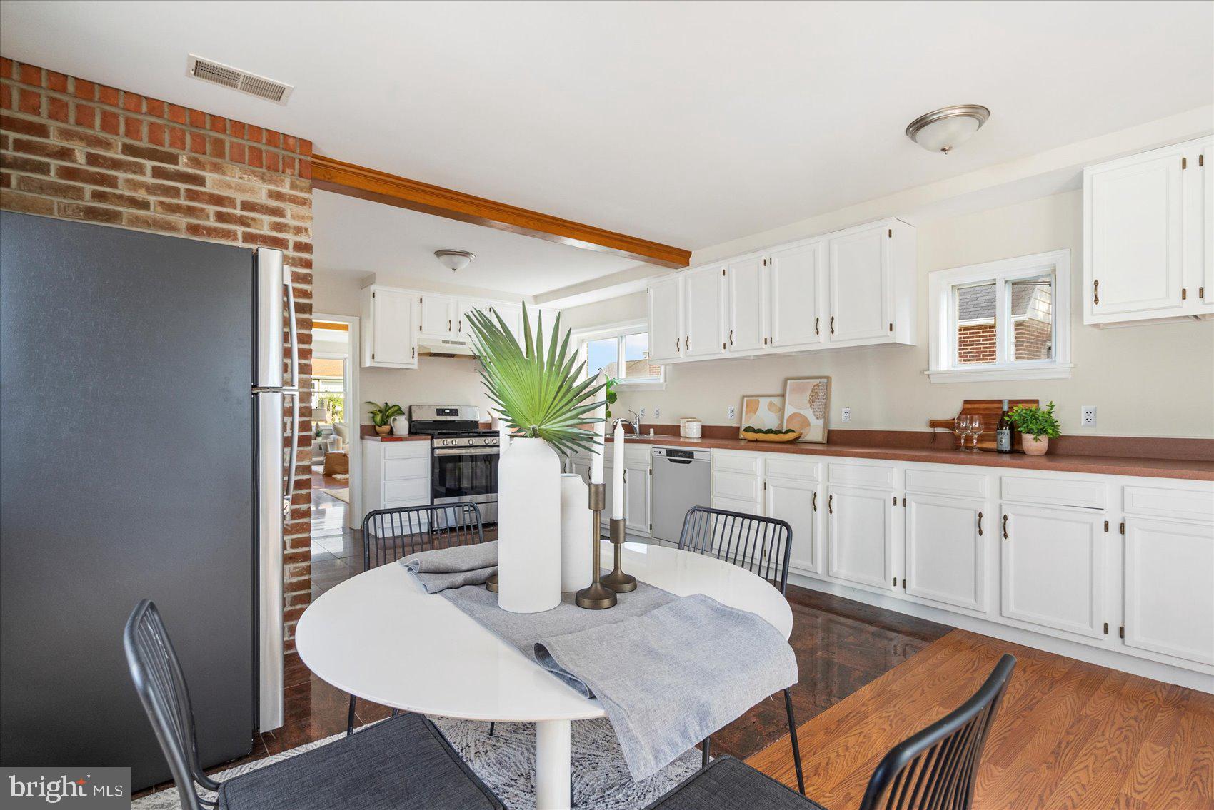1728 Leslie ROAD