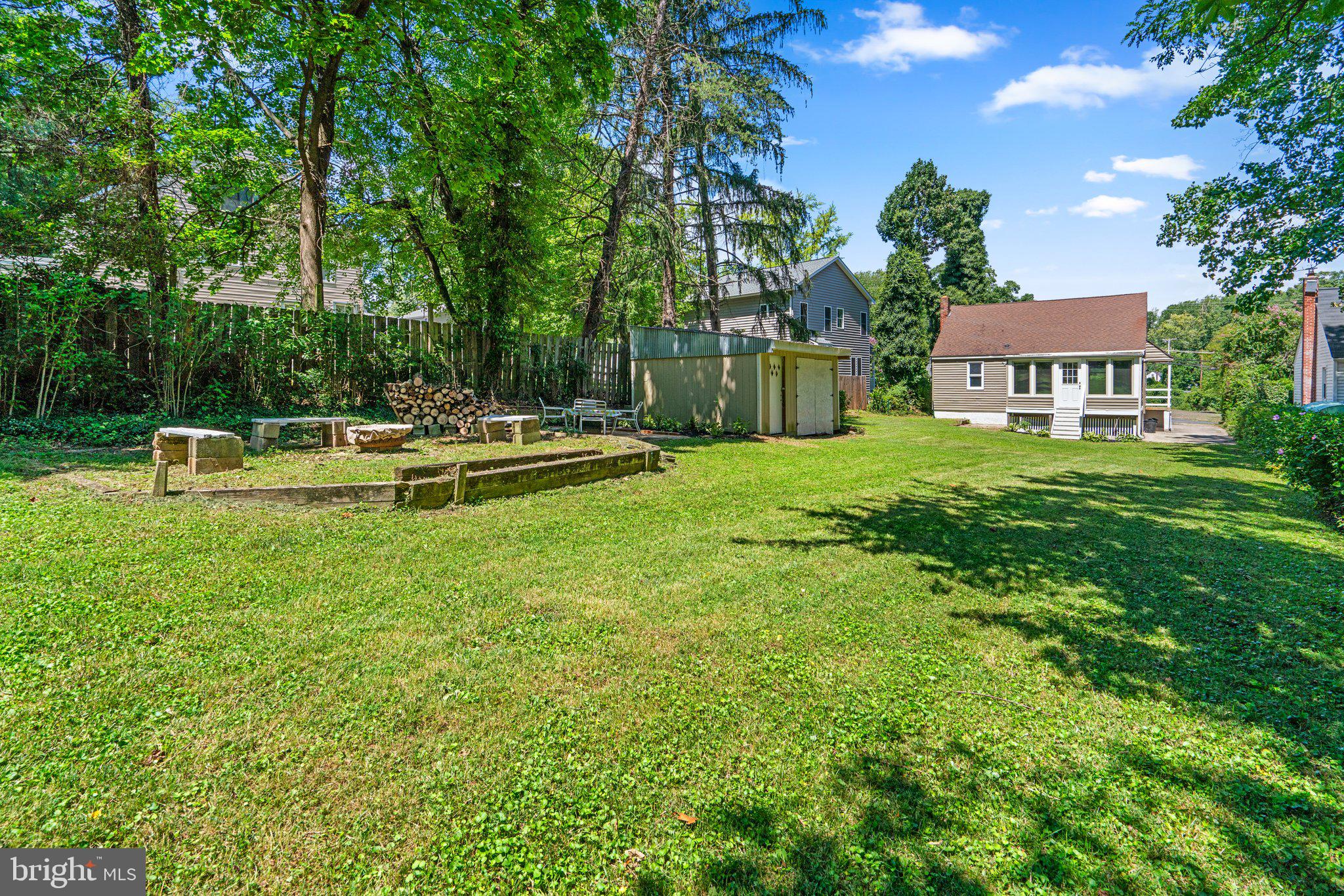 1827 Clearwood Rd