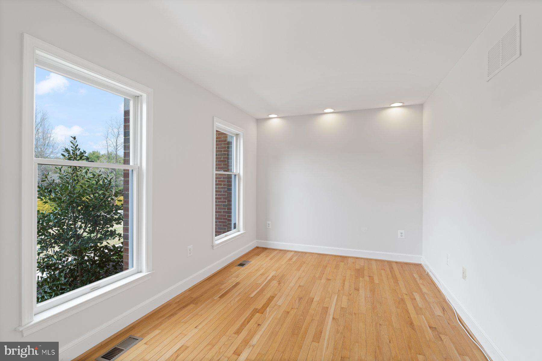 15600 Thistle Downs Ct