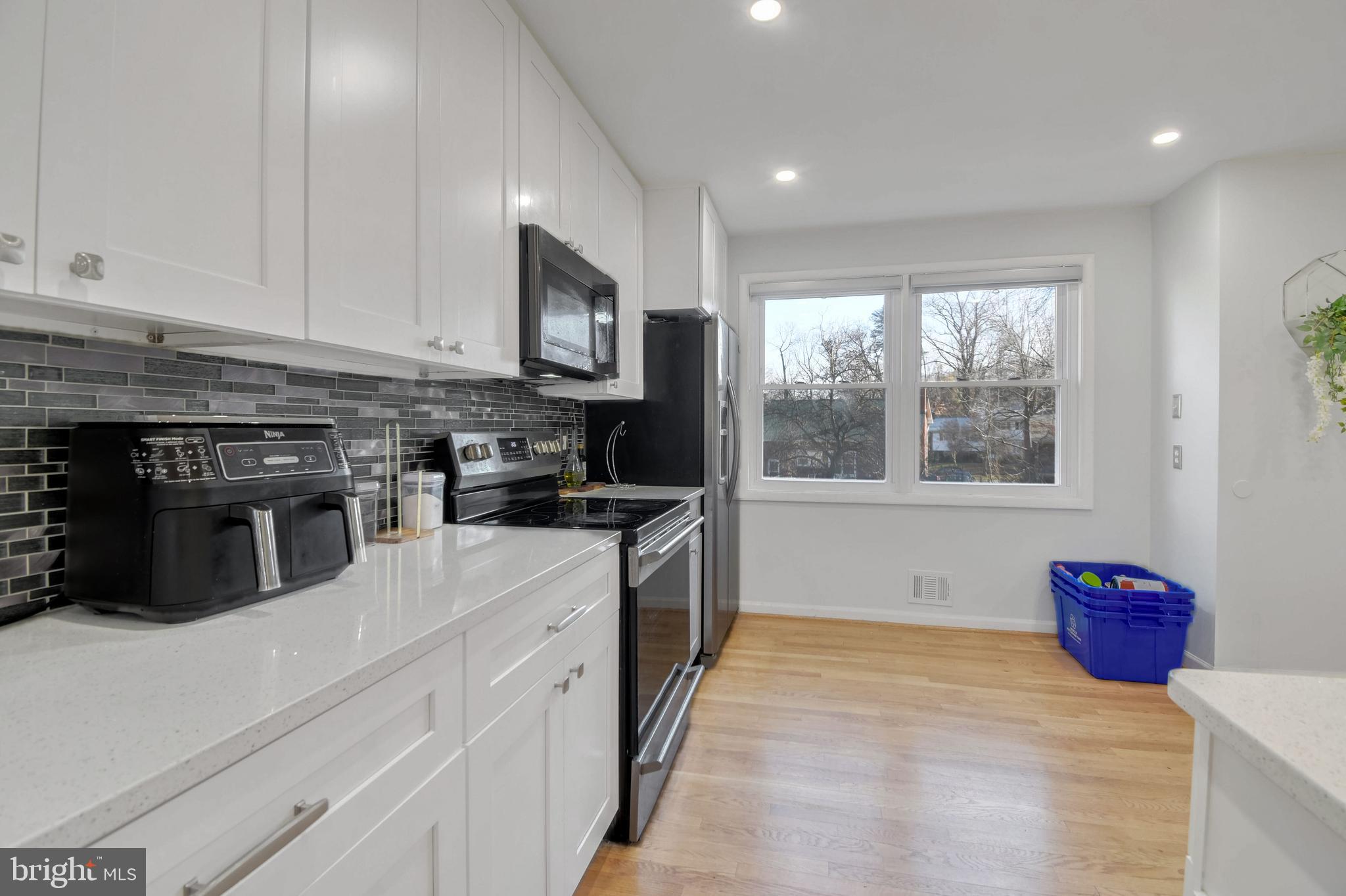 1104 Caddington Ave