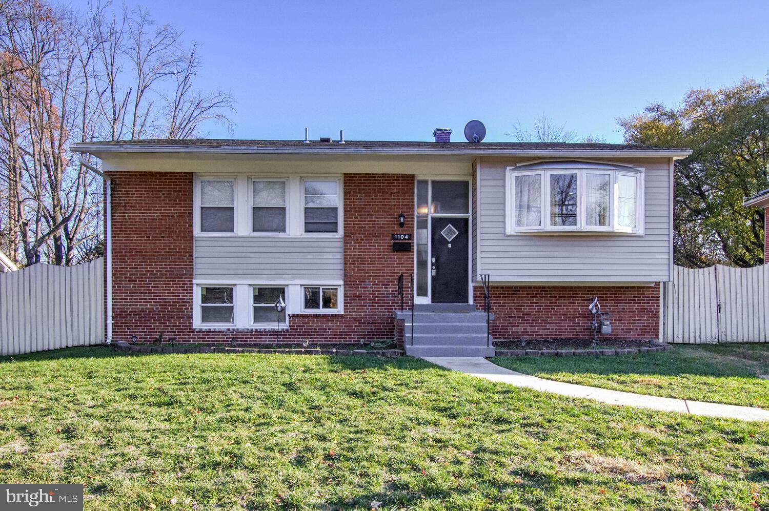 1104 Caddington Ave