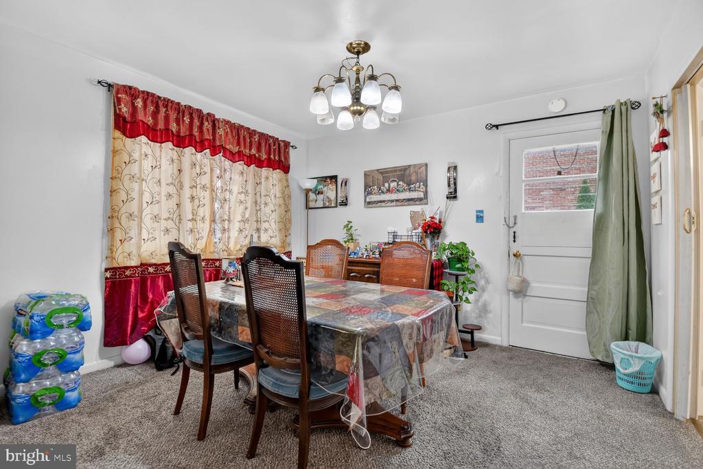 1207 OAKVIEW DRIVE