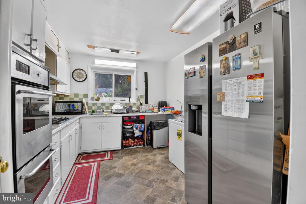 1207 OAKVIEW DRIVE