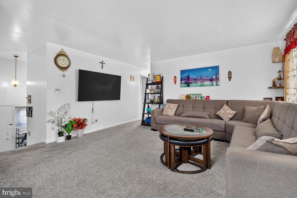 1207 OAKVIEW DRIVE