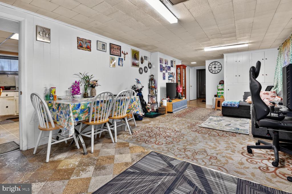 1207 OAKVIEW DRIVE