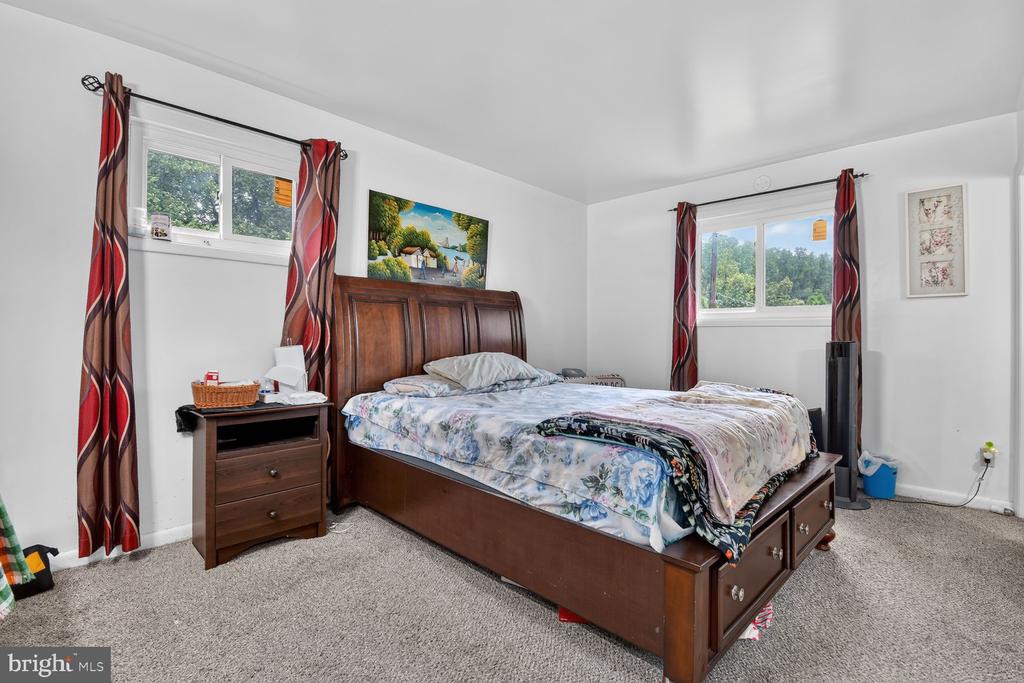 1207 OAKVIEW DRIVE