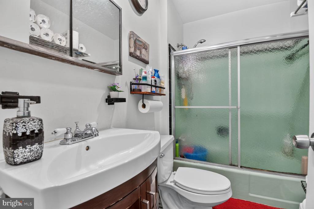 1207 OAKVIEW DRIVE