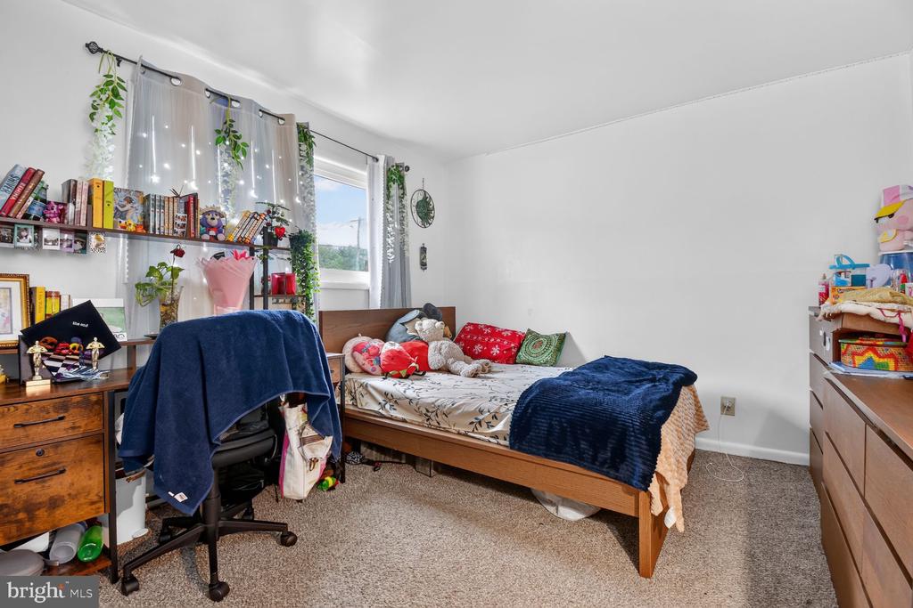 1207 OAKVIEW DRIVE