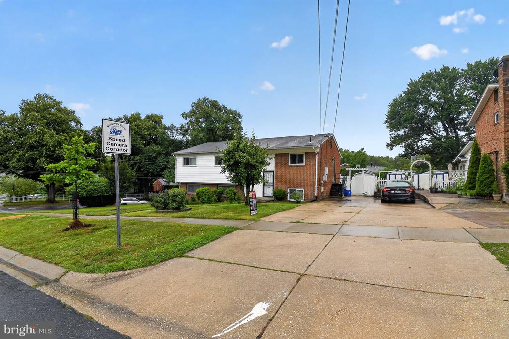 1207 OAKVIEW DRIVE