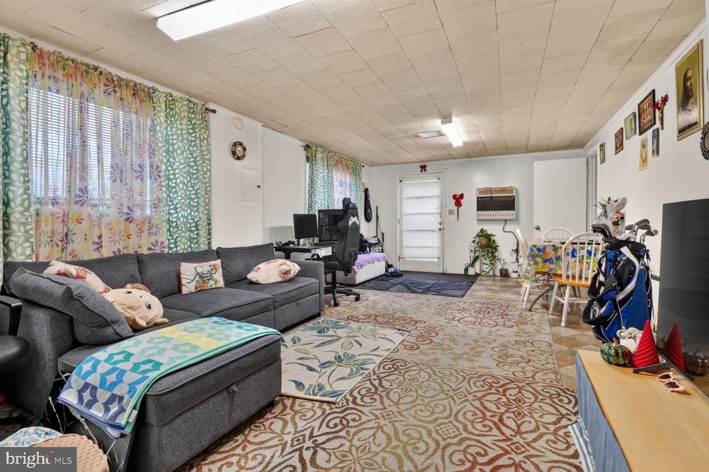 1207 OAKVIEW DRIVE