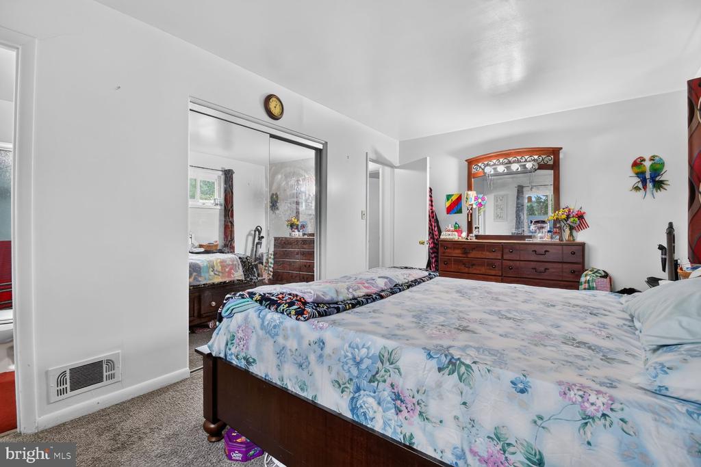 1207 OAKVIEW DRIVE