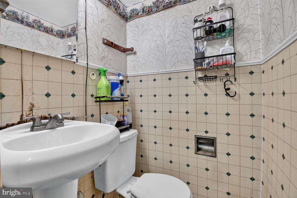 1207 OAKVIEW DRIVE