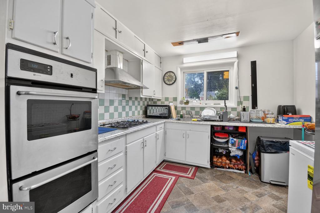 1207 OAKVIEW DRIVE