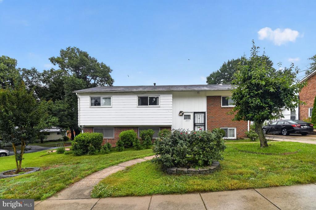 1207 OAKVIEW DRIVE