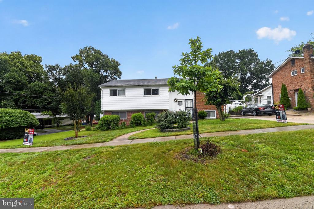 1207 OAKVIEW DRIVE