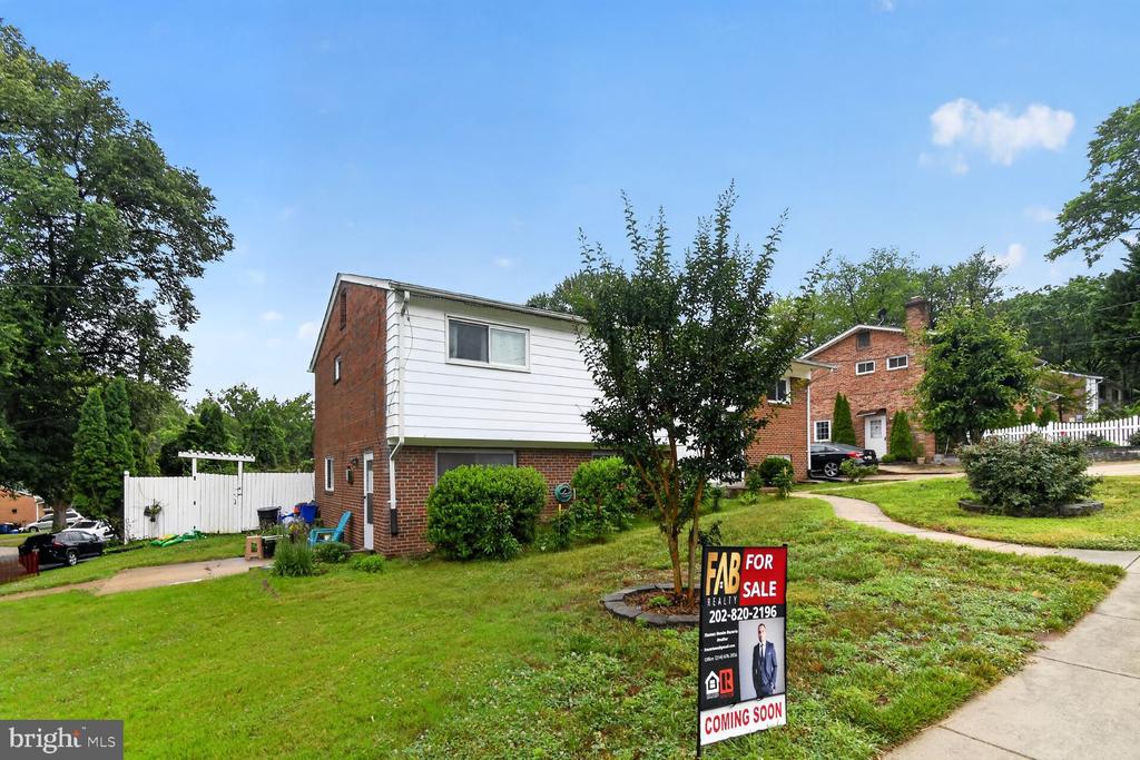 1207 OAKVIEW DRIVE