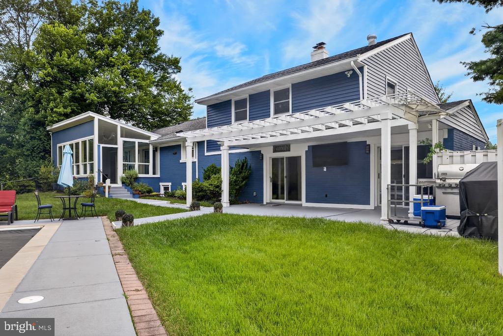 10 SHANANDALE COURT