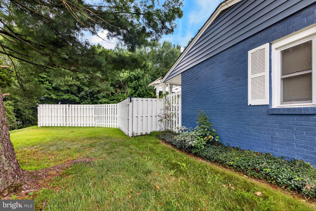 10 SHANANDALE COURT