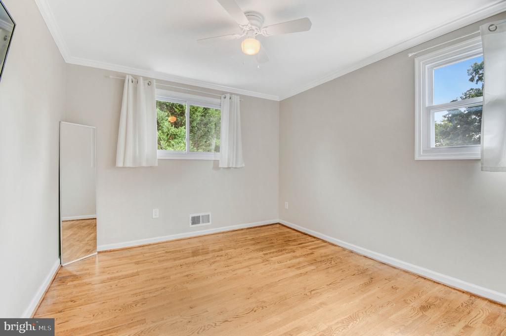919 PLAYFORD LANE