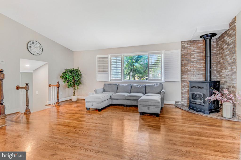 919 PLAYFORD LANE