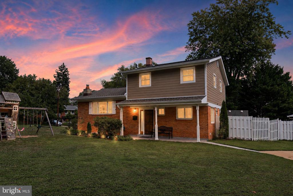 919 PLAYFORD LANE