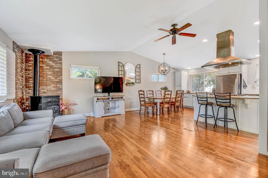 919 PLAYFORD LANE