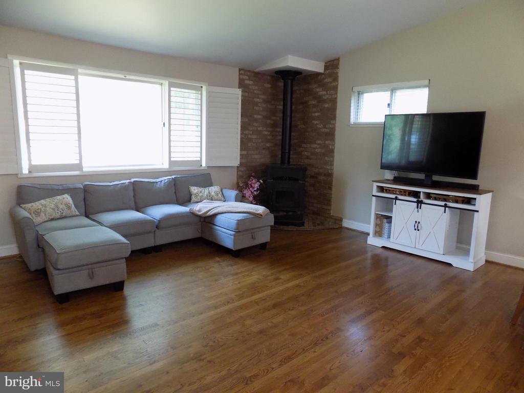 919 PLAYFORD LANE