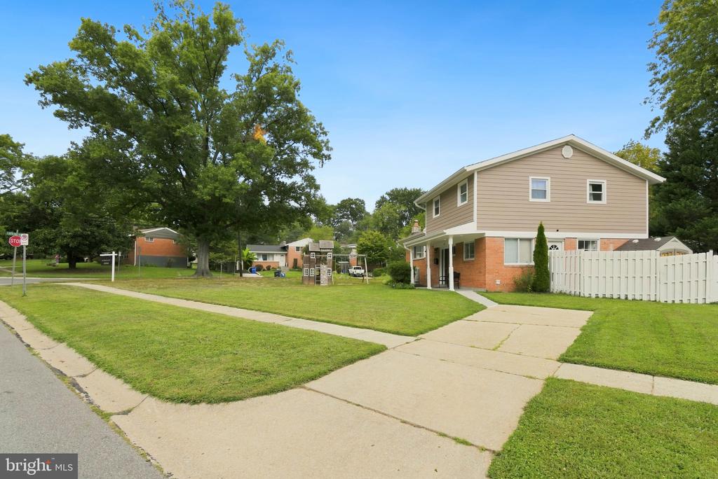 919 PLAYFORD LANE