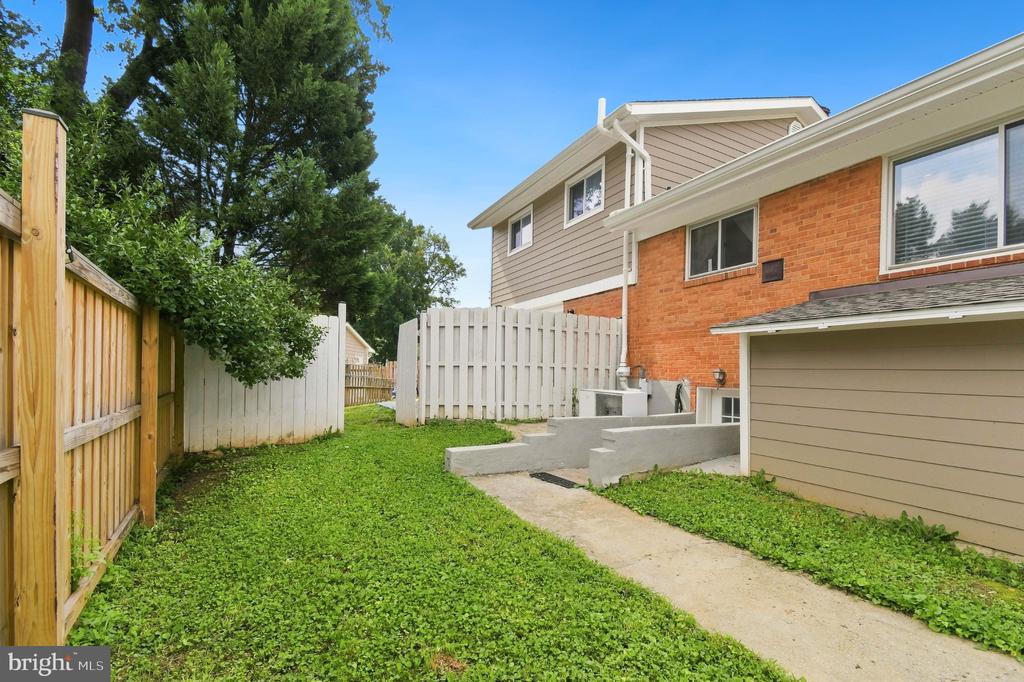 919 PLAYFORD LANE