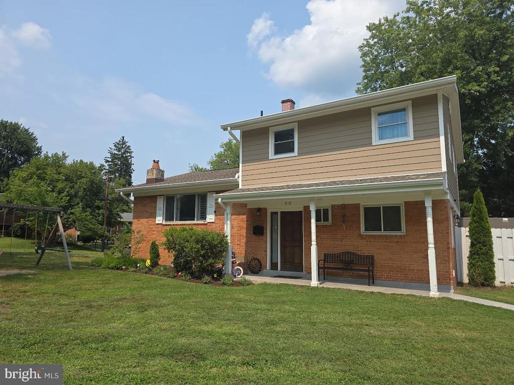 919 PLAYFORD LANE