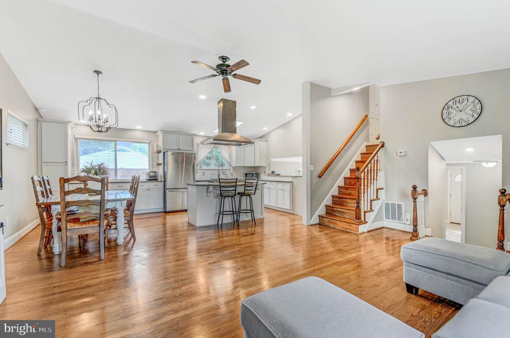 919 PLAYFORD LANE