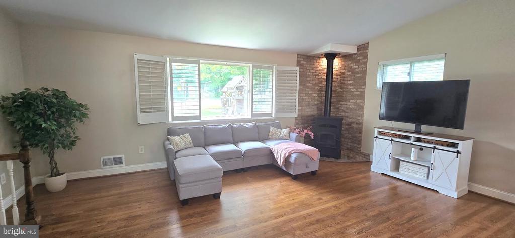 919 PLAYFORD LANE