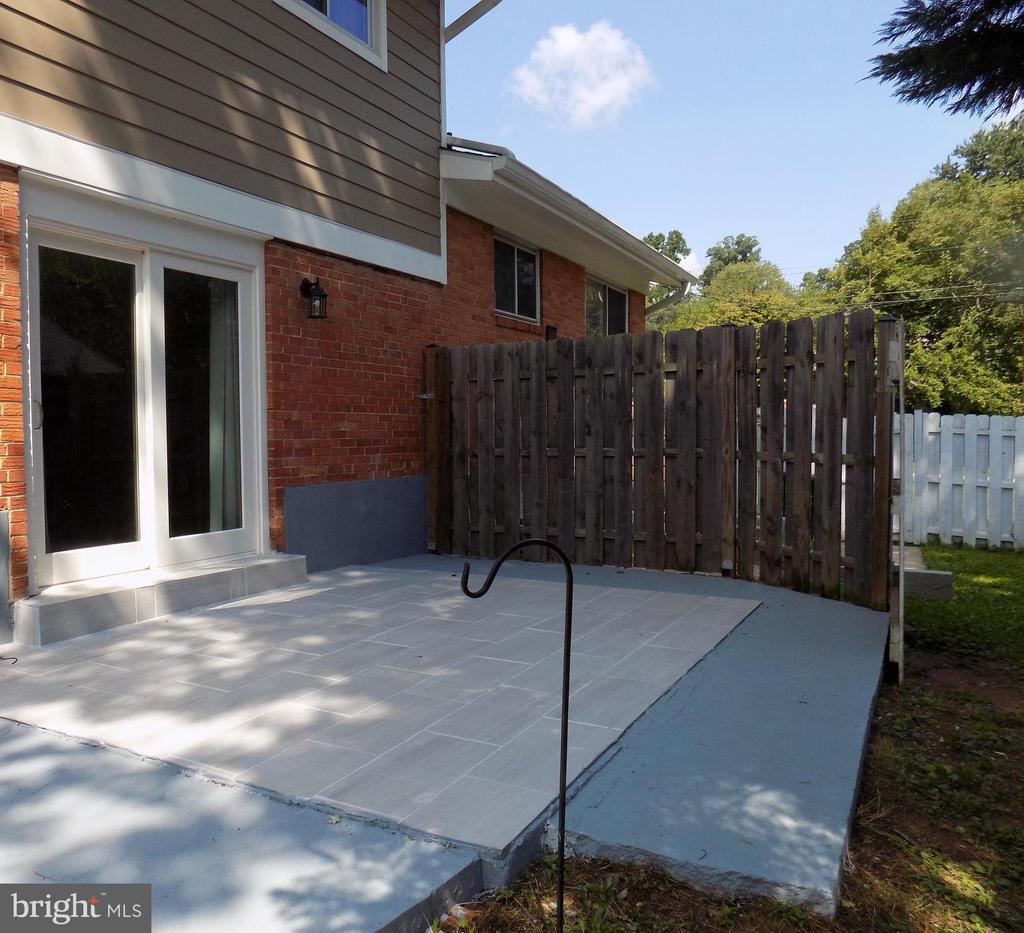 919 PLAYFORD LANE