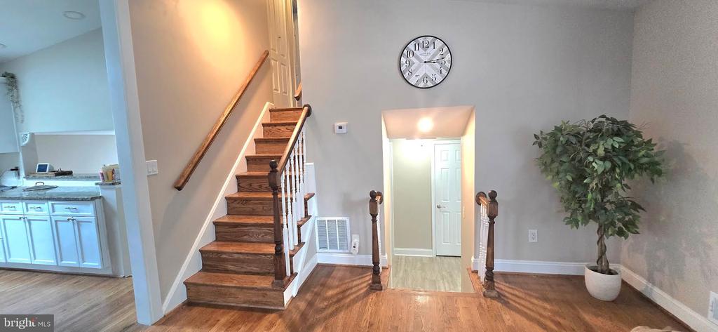 919 PLAYFORD LANE