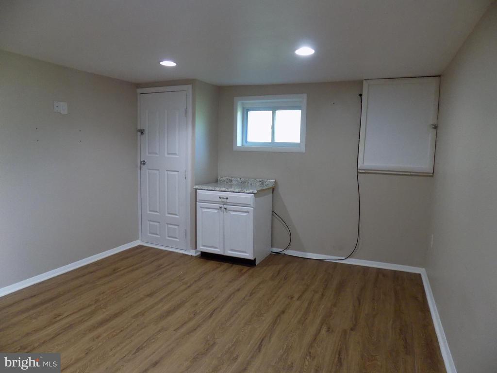 919 PLAYFORD LANE