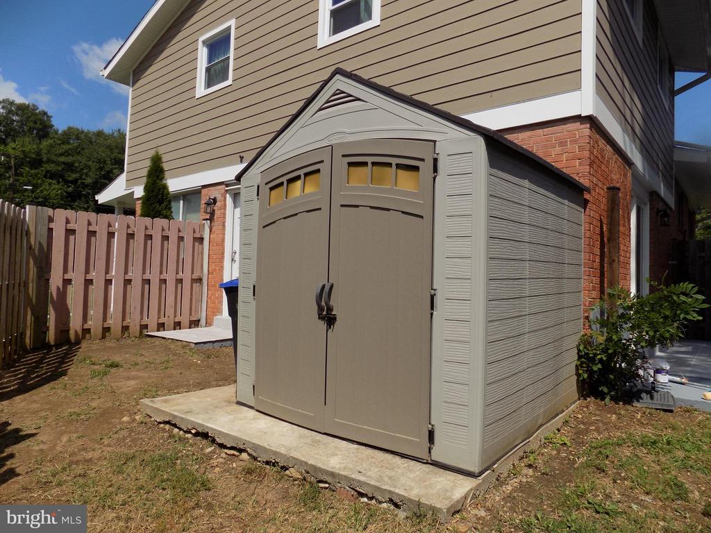 919 PLAYFORD LANE