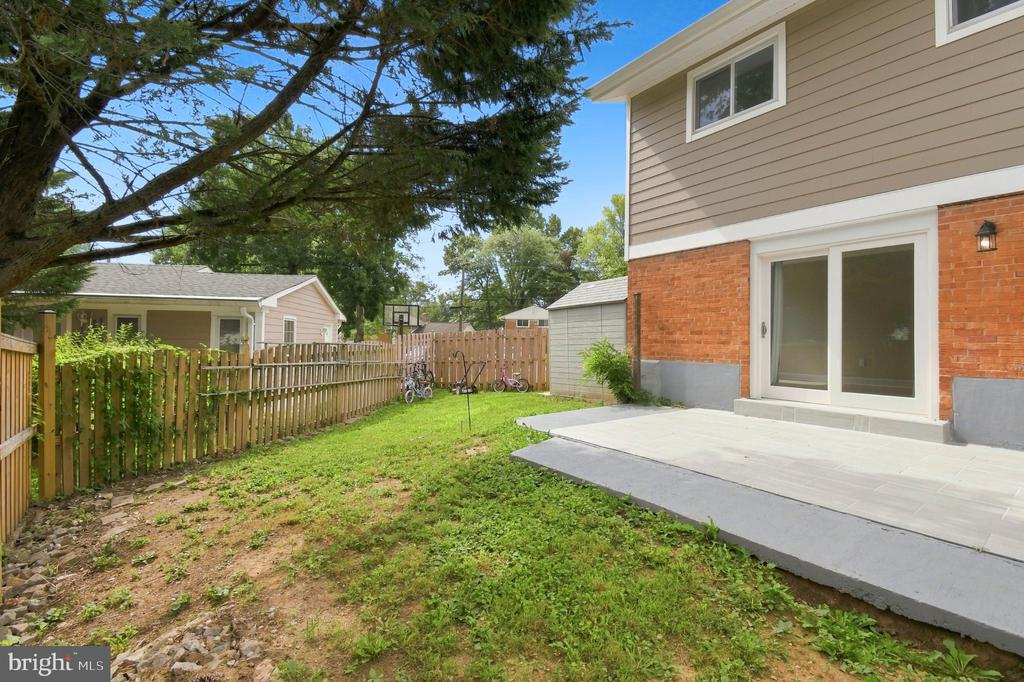 919 PLAYFORD LANE