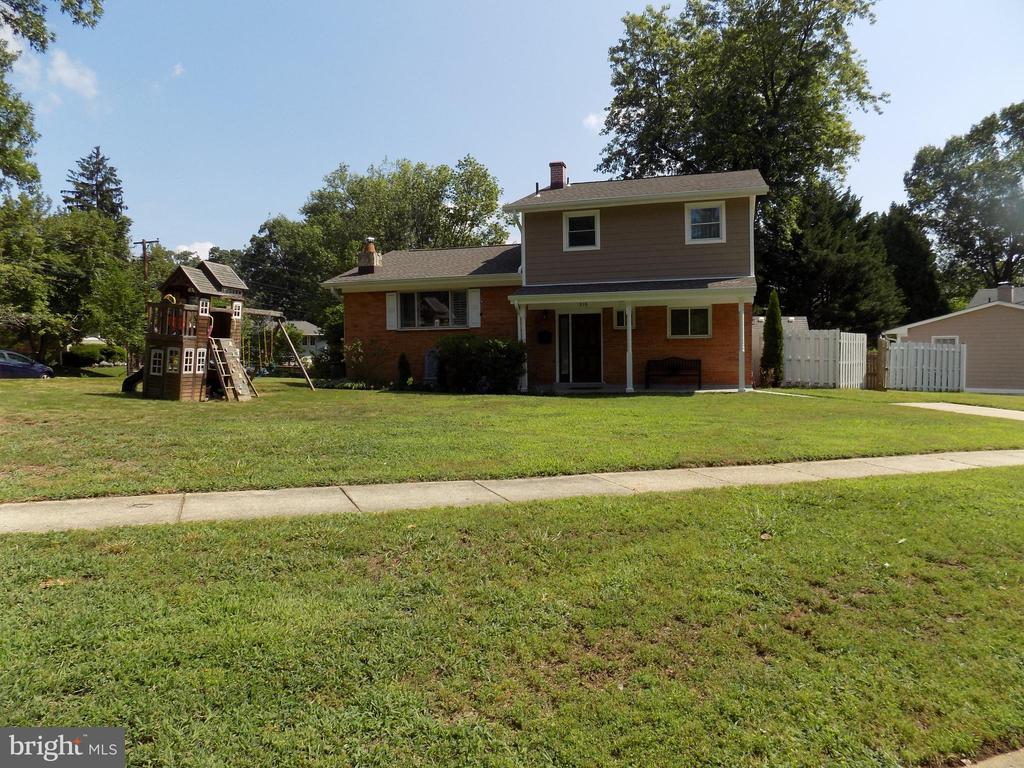 919 PLAYFORD LANE