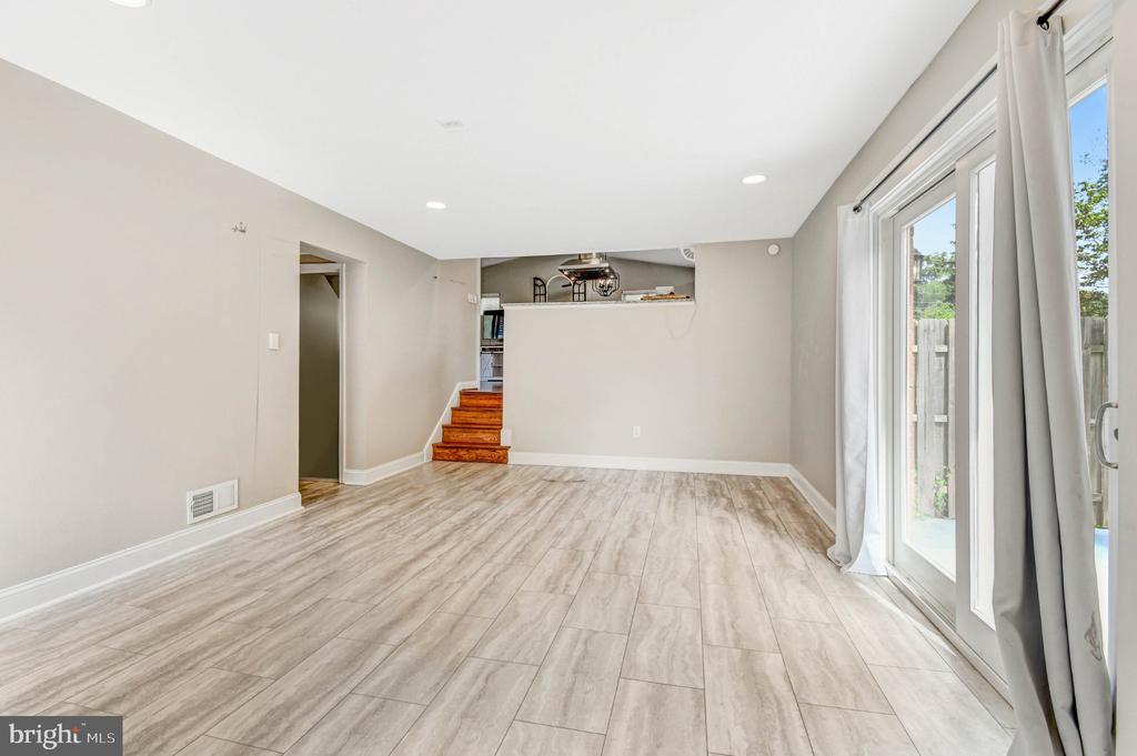 919 PLAYFORD LANE