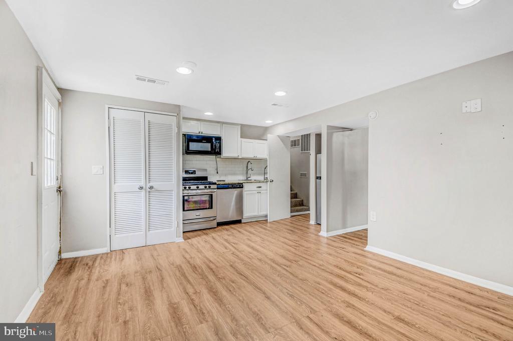 919 PLAYFORD LANE