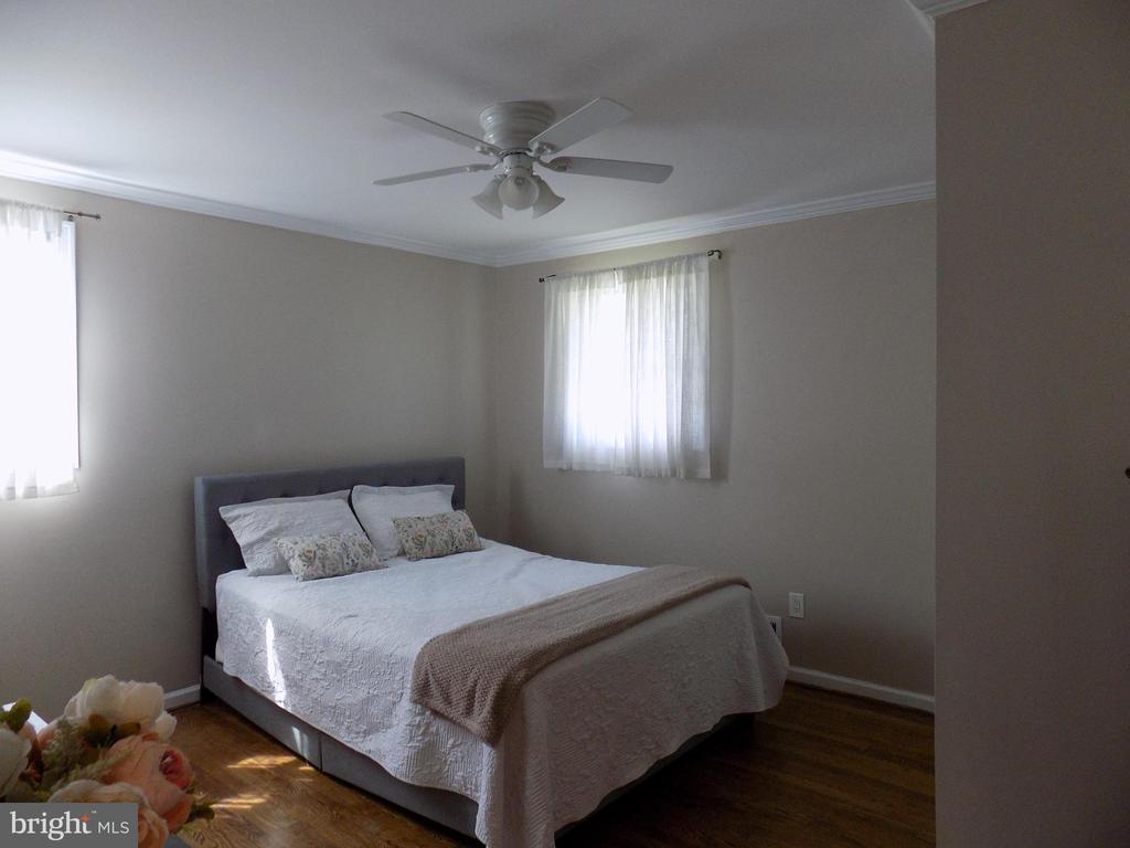 919 PLAYFORD LANE