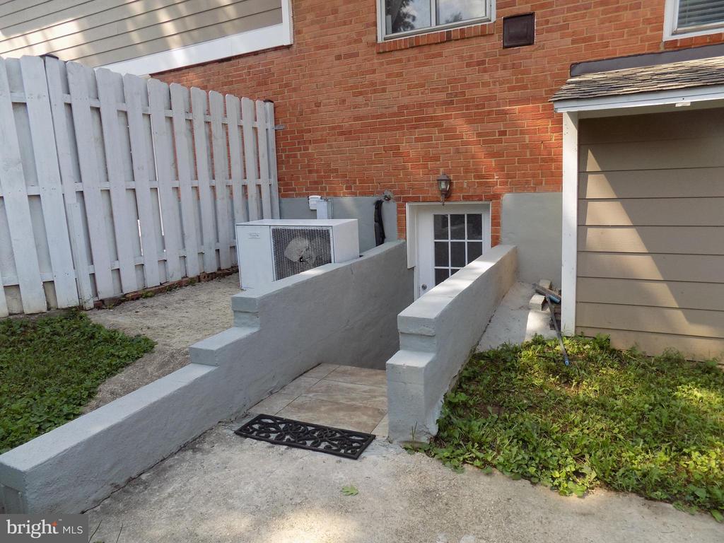 919 PLAYFORD LANE