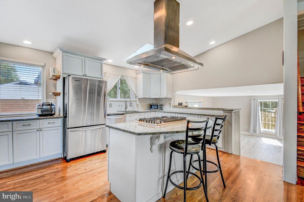 919 PLAYFORD LANE