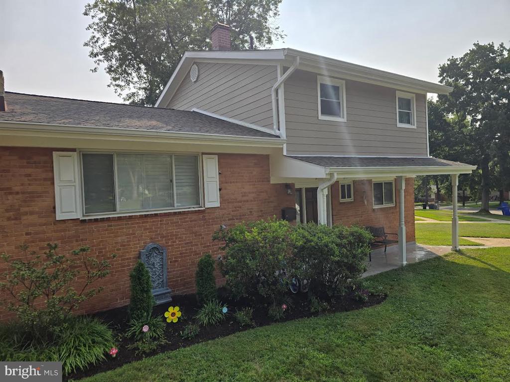 919 PLAYFORD LANE