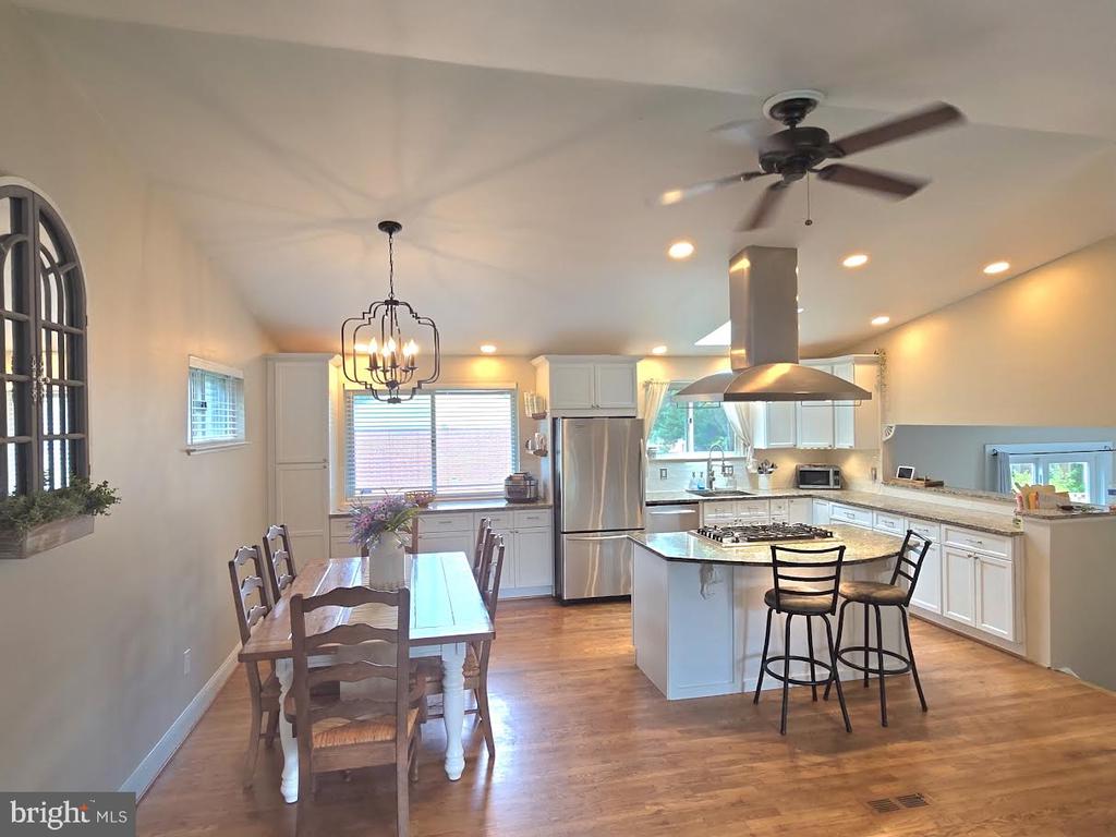 919 PLAYFORD LANE