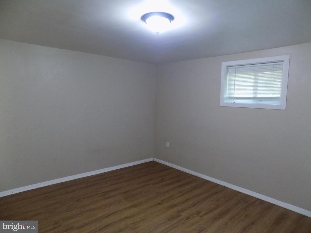 919 PLAYFORD LANE
